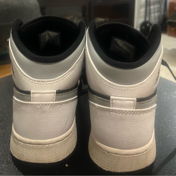 Air Jordan 1 mid “White Shadow” size 7 Y